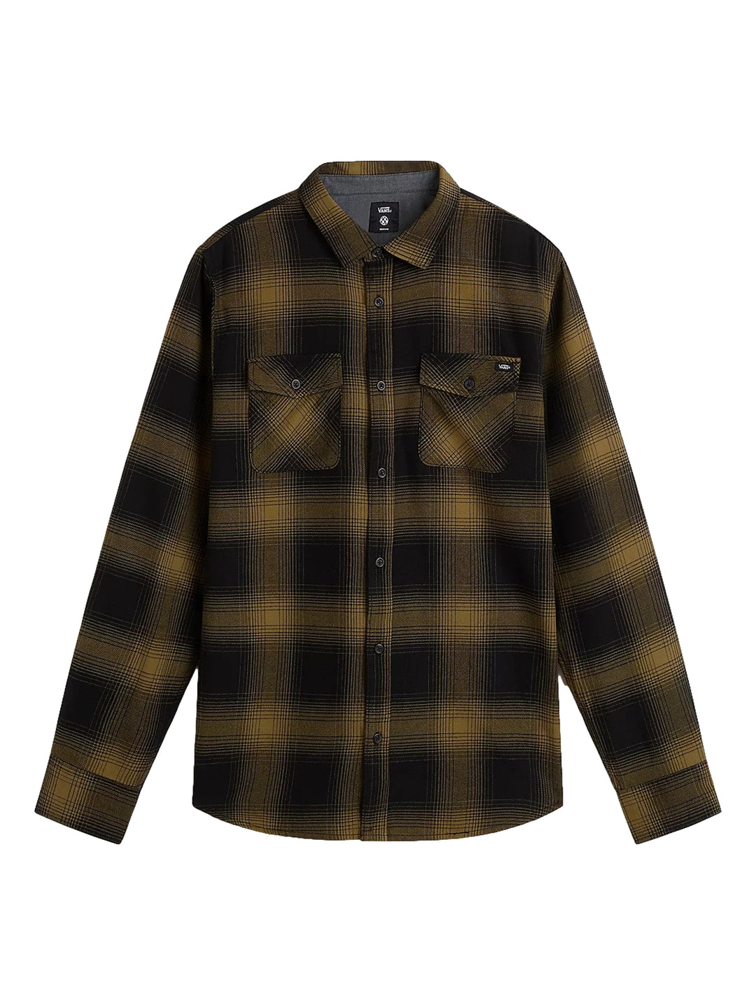 Hombre vistiendo camisa de franela a cuadros en colores negro y verde olivo, gorro marrón y pantalones beige.