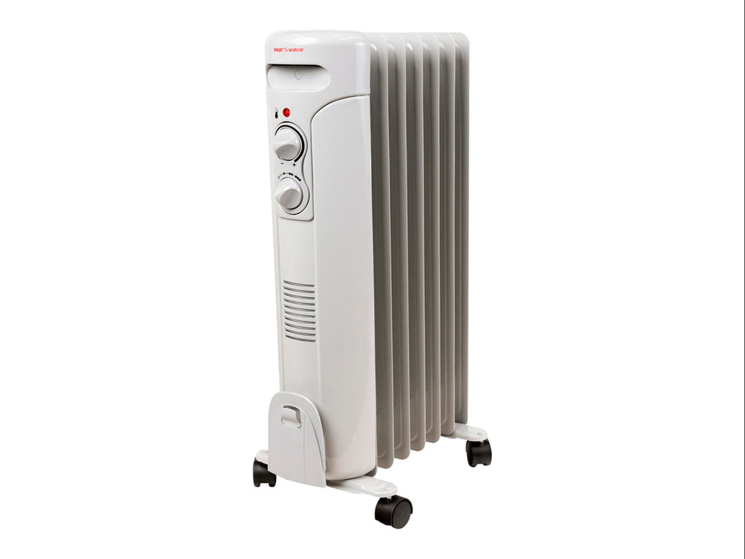 Calefactor radiador de aceite Heatwave color blanco con ruedas y controles frontales.