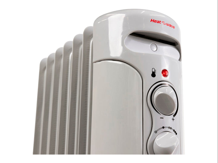Calefactor radiador de aceite Heatwave color blanco con ruedas y controles frontales.