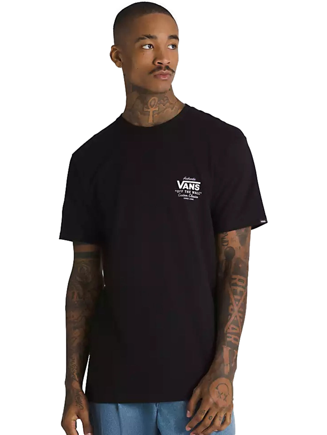 Hombre vistiendo una camiseta negra de manga corta marca Vans con logotipo blanco en el pecho.