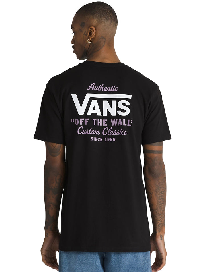 Hombre vistiendo una camiseta negra de manga corta marca Vans con logotipo blanco en el pecho.