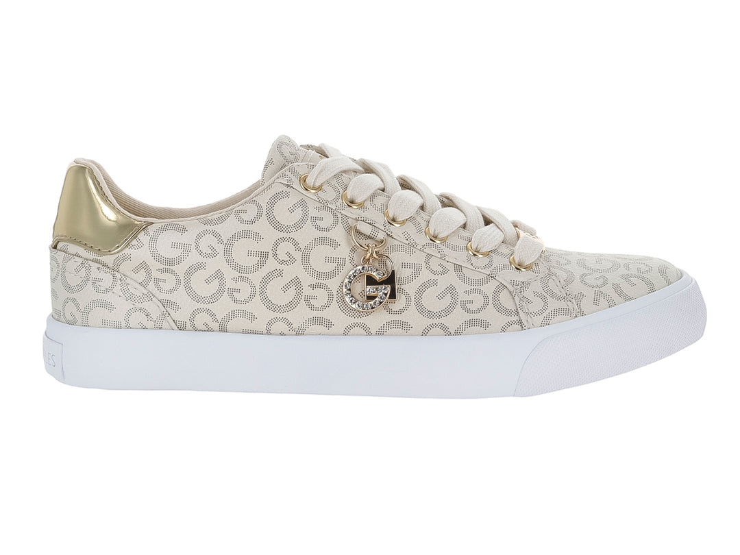 Tenis casuales beige con estampado de letras G, suela blanca y detalles dorados en el talón y agujetas.