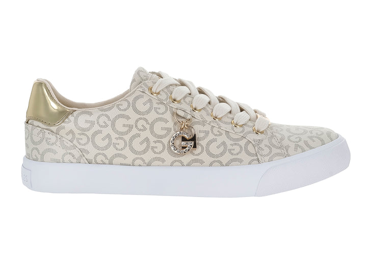 Tenis casuales beige con estampado de letras G, suela blanca y detalles dorados en el talón y agujetas.