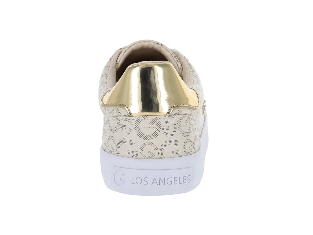 Tenis casuales beige con estampado de letras G, suela blanca y detalles dorados en el talón y agujetas.