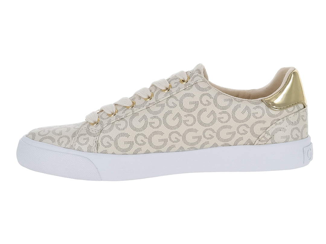 Tenis casuales beige con estampado de letras G, suela blanca y detalles dorados en el talón y agujetas.