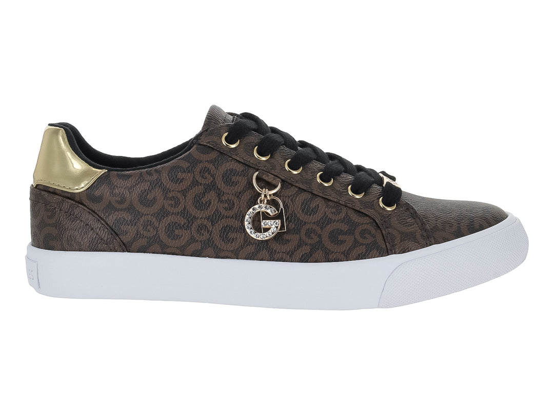Tenis casuales color marrón con estampado de monograma, suela blanca y detalles dorados.