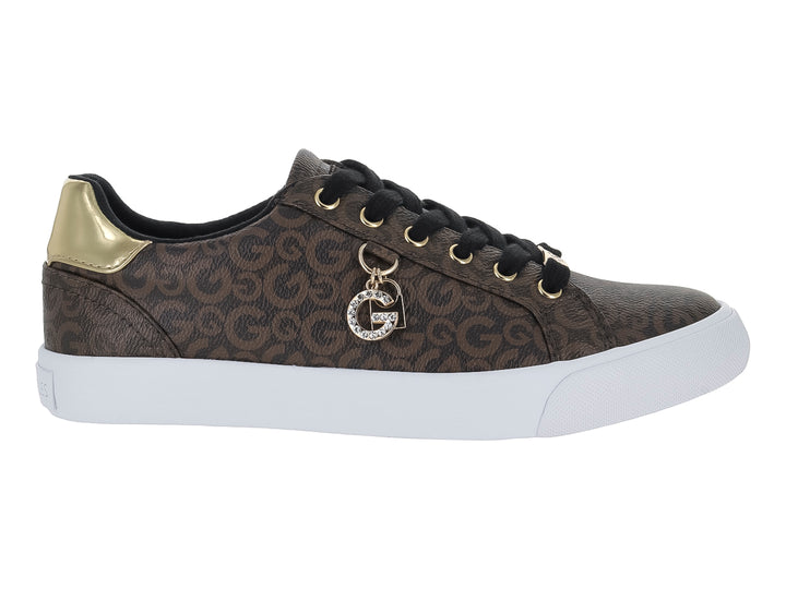 Tenis casuales color marrón con estampado de monograma, suela blanca y detalles dorados.