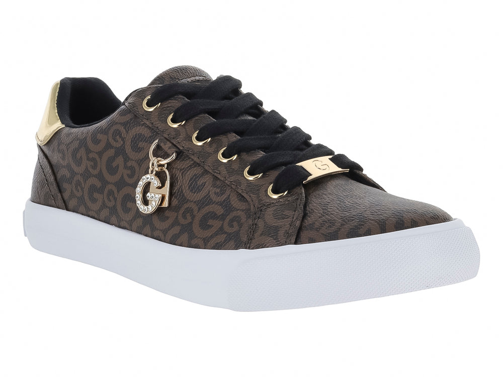 Tenis casuales color marrón con estampado de monograma, suela blanca y detalles dorados.