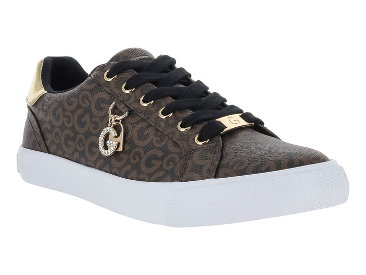 Tenis casuales color marrón con estampado de monograma, suela blanca y detalles dorados.