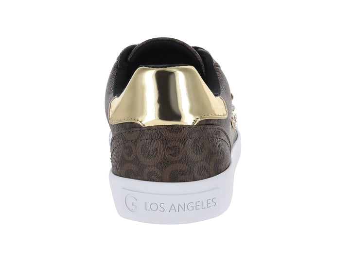 Tenis casuales color marrón con estampado de monograma, suela blanca y detalles dorados.
