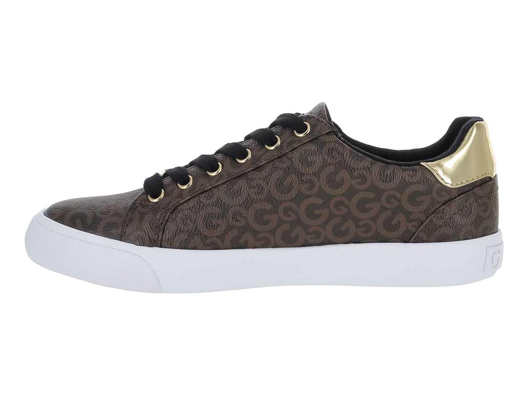 Tenis casuales color marrón con estampado de monograma, suela blanca y detalles dorados.