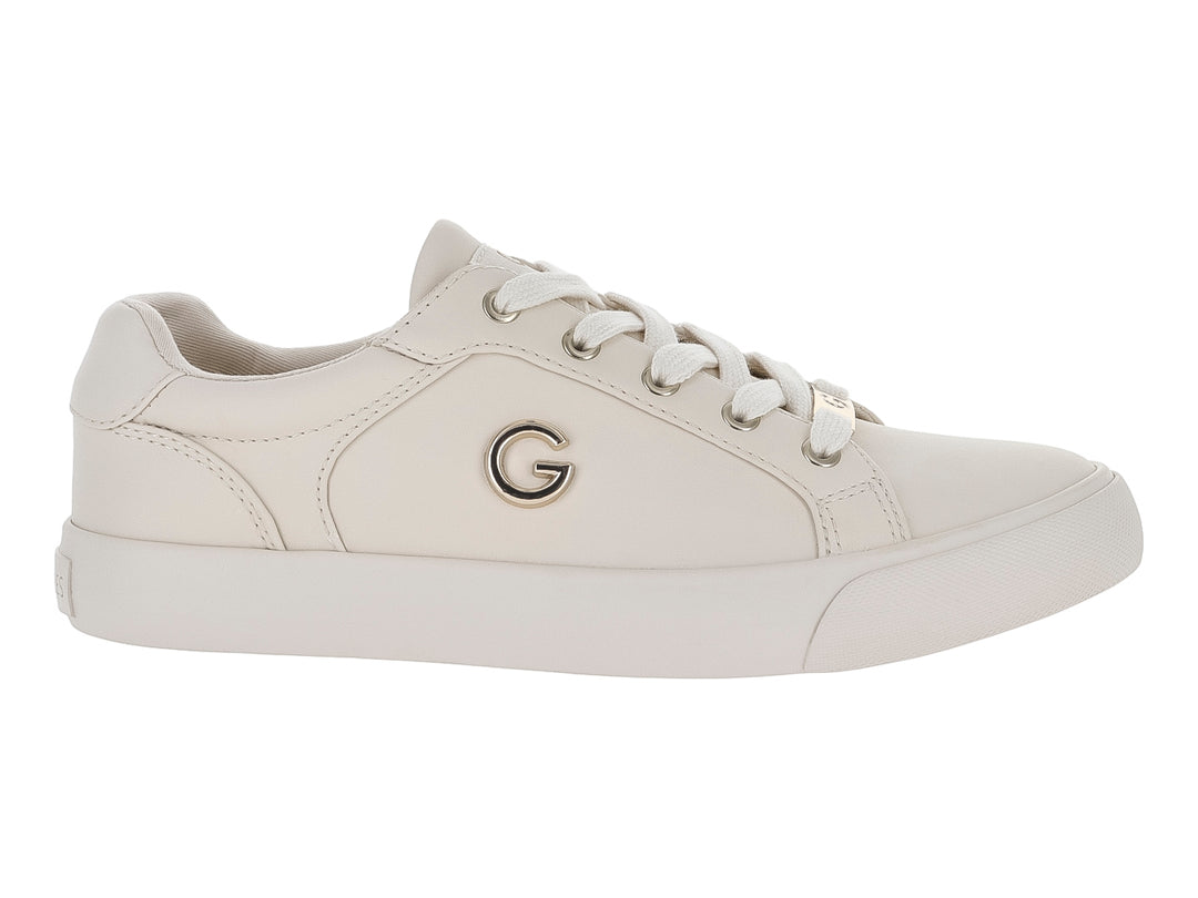 Tenis casuales color ivory con cordones blancos y detalle metálico lateral en forma de G.