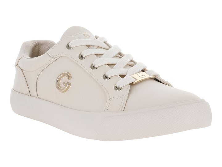 Tenis casuales color ivory con cordones blancos y detalle metálico lateral en forma de G.