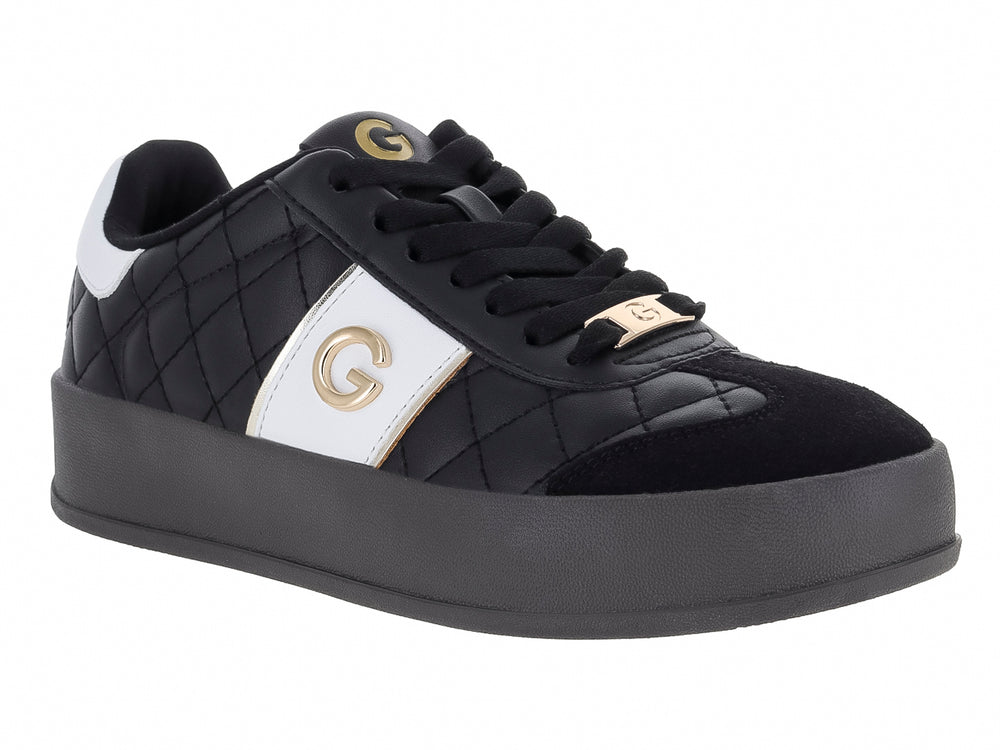 Tenis negros de plataforma con diseño acolchado en diamante y detalles laterales en color blanco.
