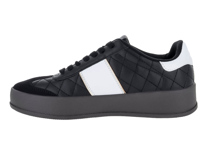 Tenis negros de plataforma con diseño acolchado en diamante y detalles laterales en color blanco.
