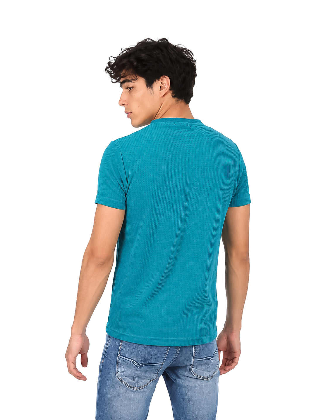 Hombre vistiendo una playera azul de manga corta con textura y cuello redondo.