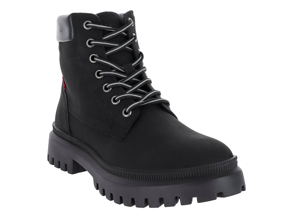 Botas Levi's color negro de caña media con suela gruesa dentada y agujetas