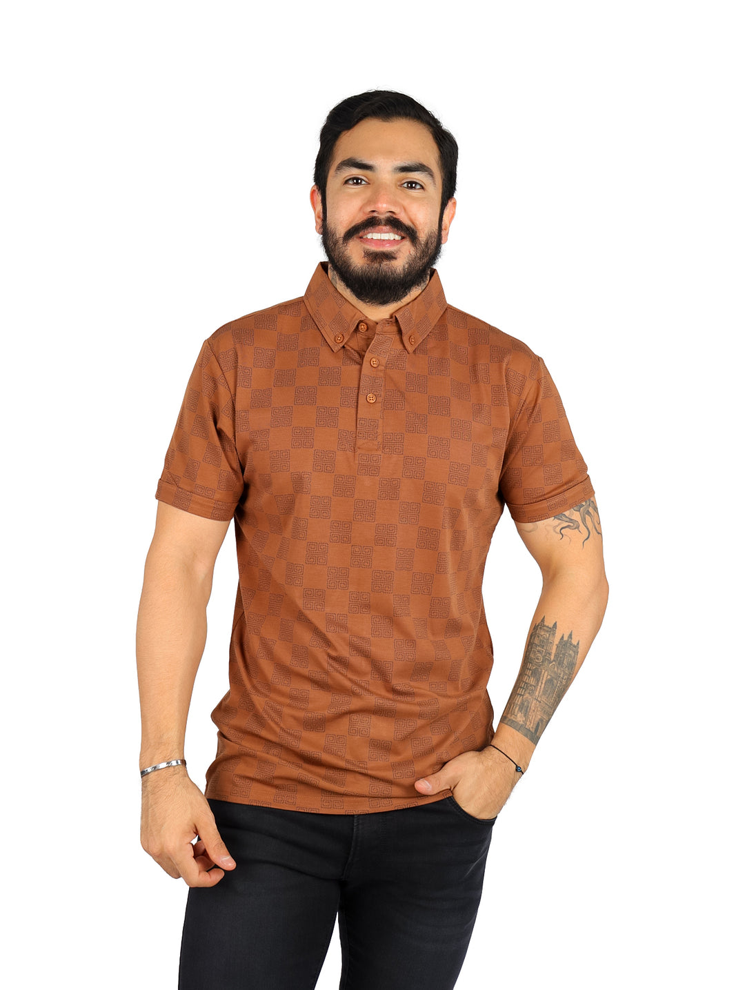 Hombre vistiendo playera polo color camel con estampado sutil de cuadros y manga corta.
