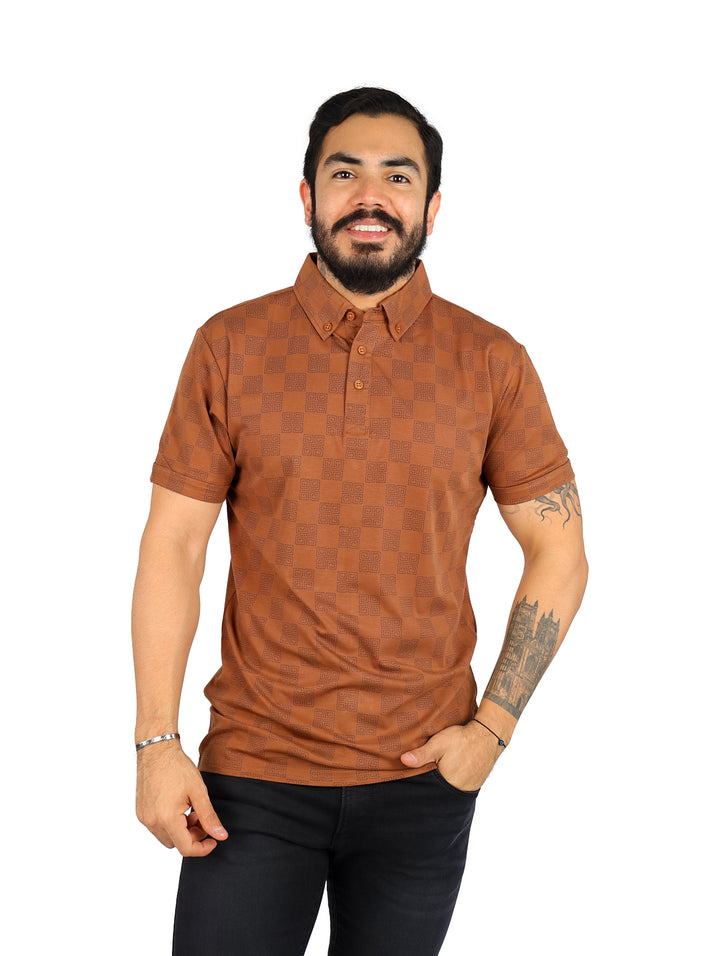 Hombre vistiendo playera polo color camel con estampado sutil de cuadros y manga corta.