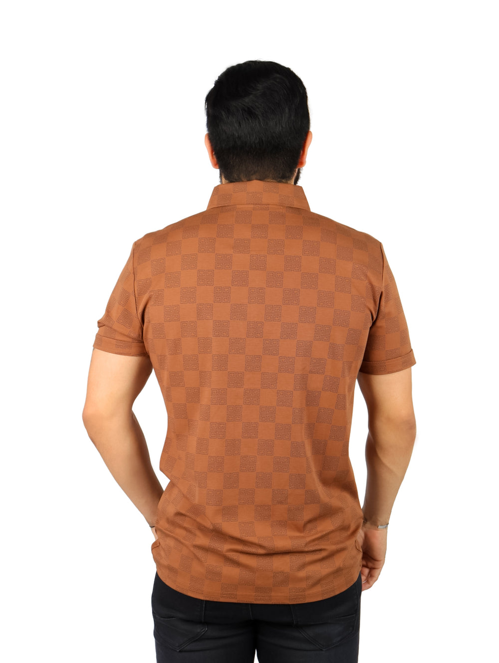 Hombre vistiendo playera polo color camel con estampado sutil de cuadros y manga corta.