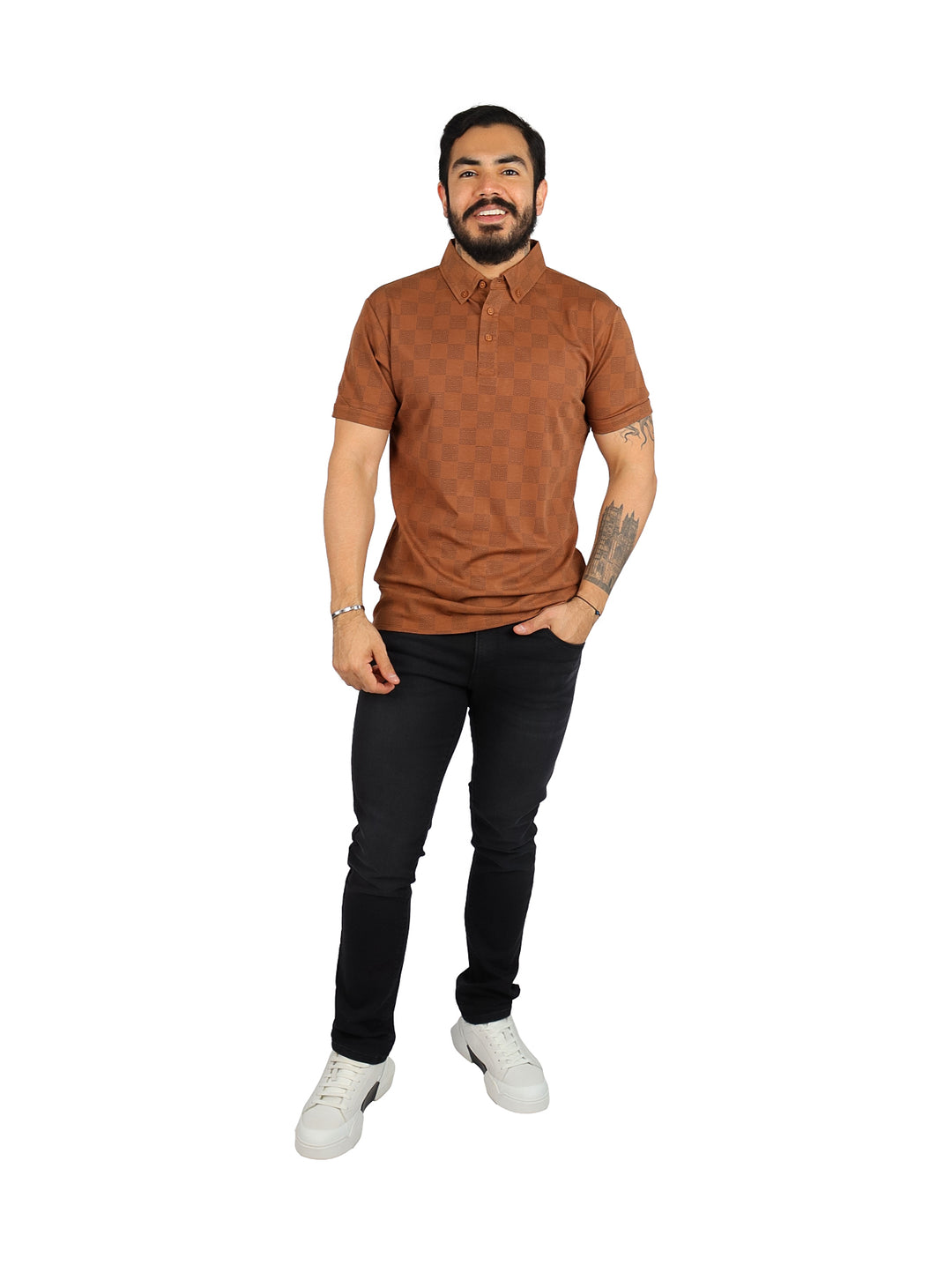 Hombre vistiendo playera polo color camel con estampado sutil de cuadros y manga corta.