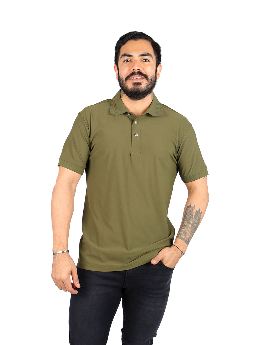 Hombre vistiendo playera polo de color oliva con cuello y manga corta sobre fondo blanco.