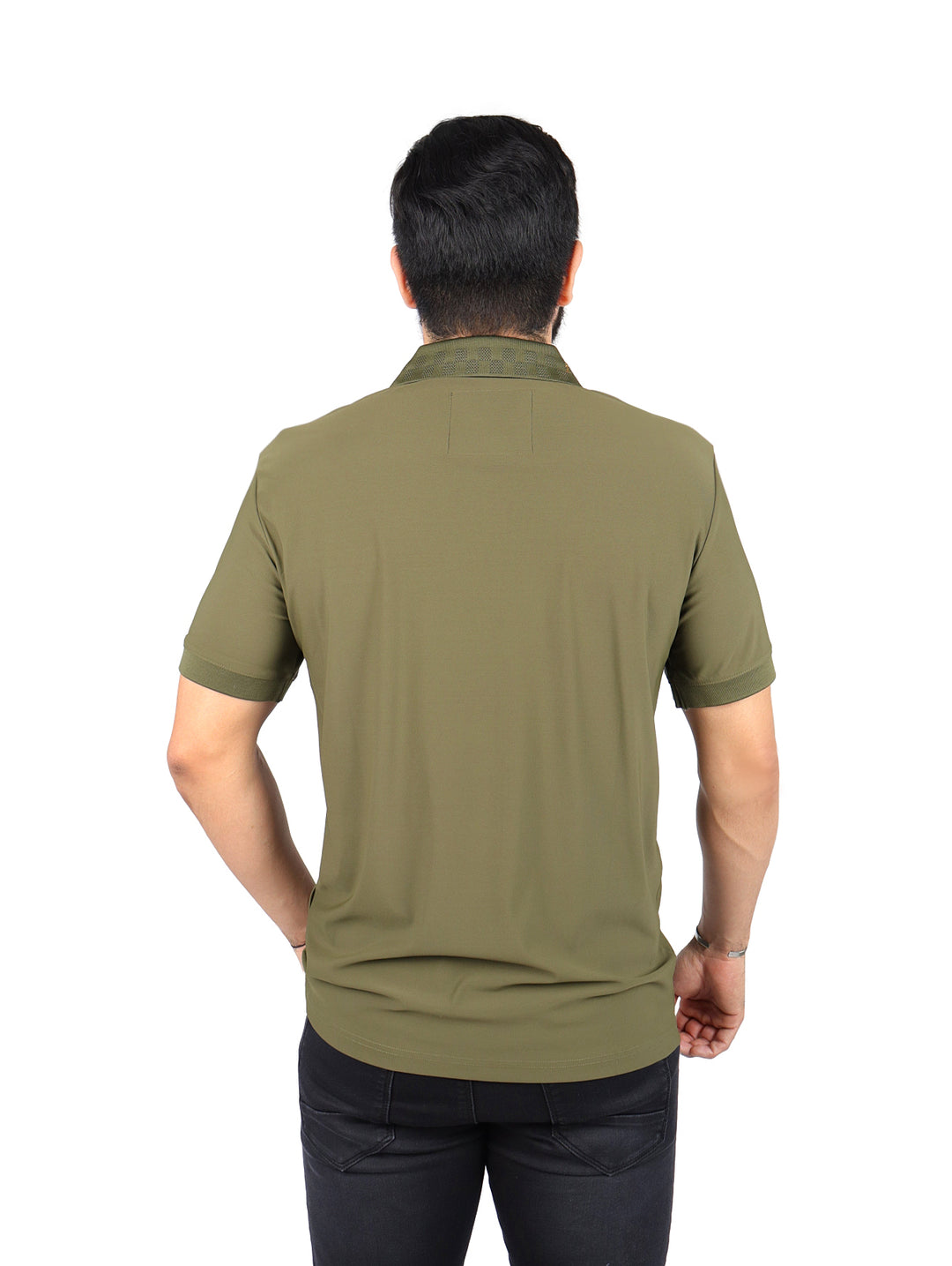 Hombre vistiendo playera polo de color oliva con cuello y manga corta sobre fondo blanco.