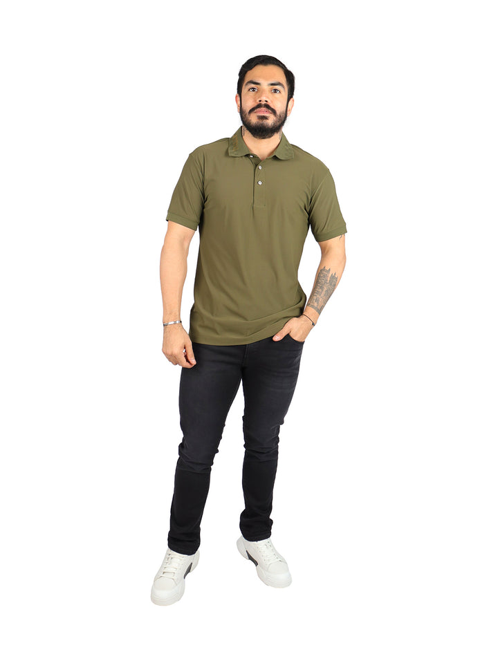 Hombre vistiendo playera polo de color oliva con cuello y manga corta sobre fondo blanco.