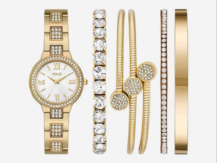 Set de 5 piezas Folio en color dorado que incluye un reloj analógico y cuatro pulseras decoradas con cristales.
