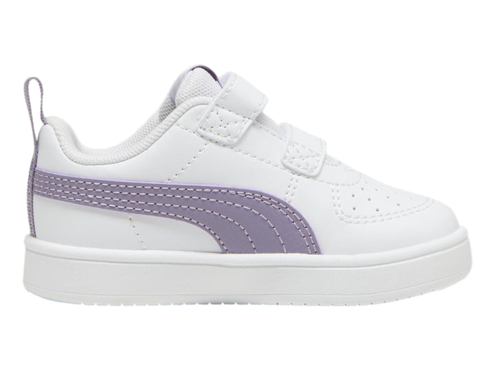 Tenis PUMA blancos con franja morada y cierres de velcro para niños.
