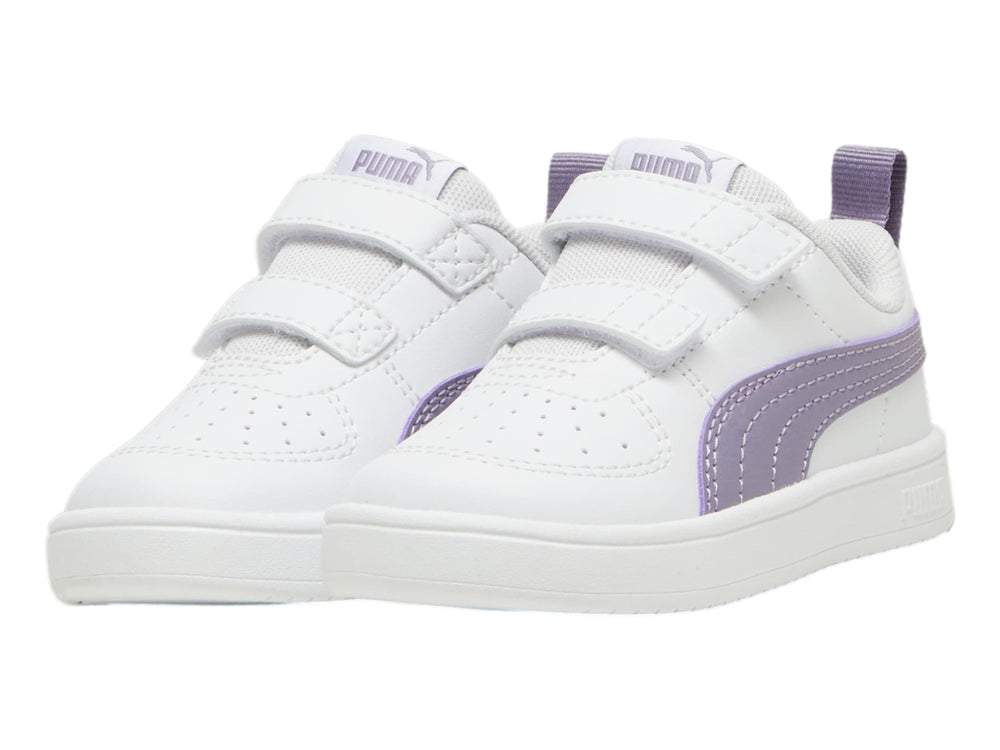 Tenis PUMA blancos con franja morada y cierres de velcro para niños.