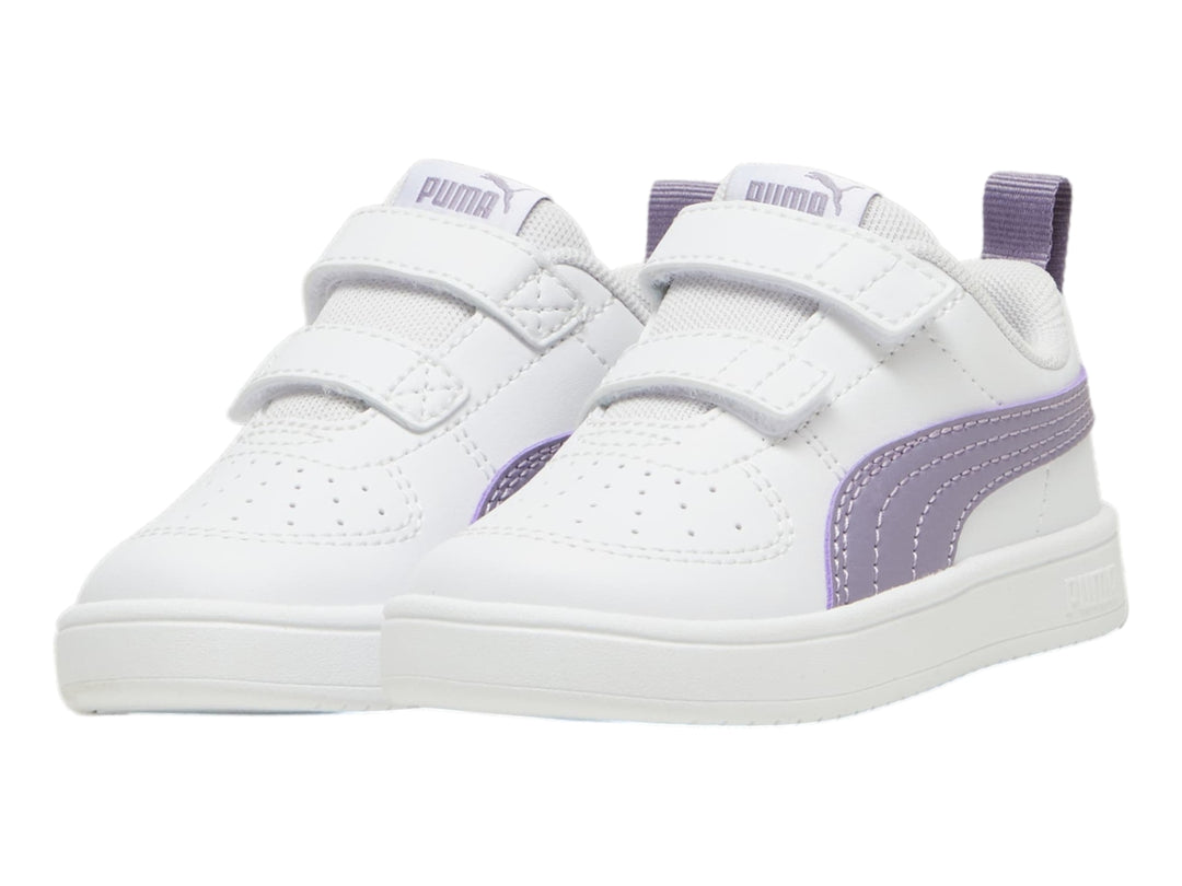 Tenis PUMA blancos con franja morada y cierres de velcro para niños.