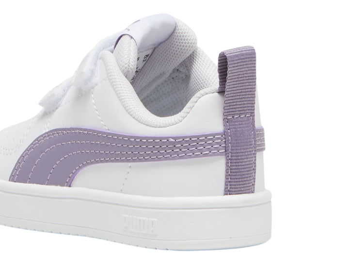 Tenis PUMA blancos con franja morada y cierres de velcro para niños.