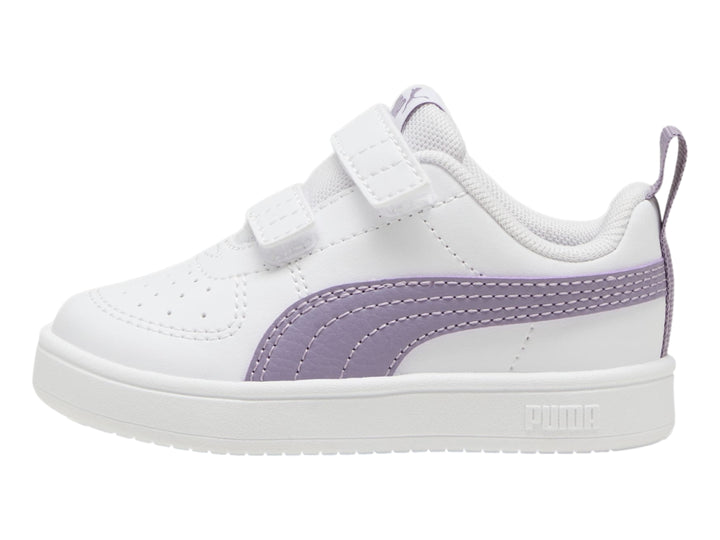 Tenis PUMA blancos con franja morada y cierres de velcro para niños.