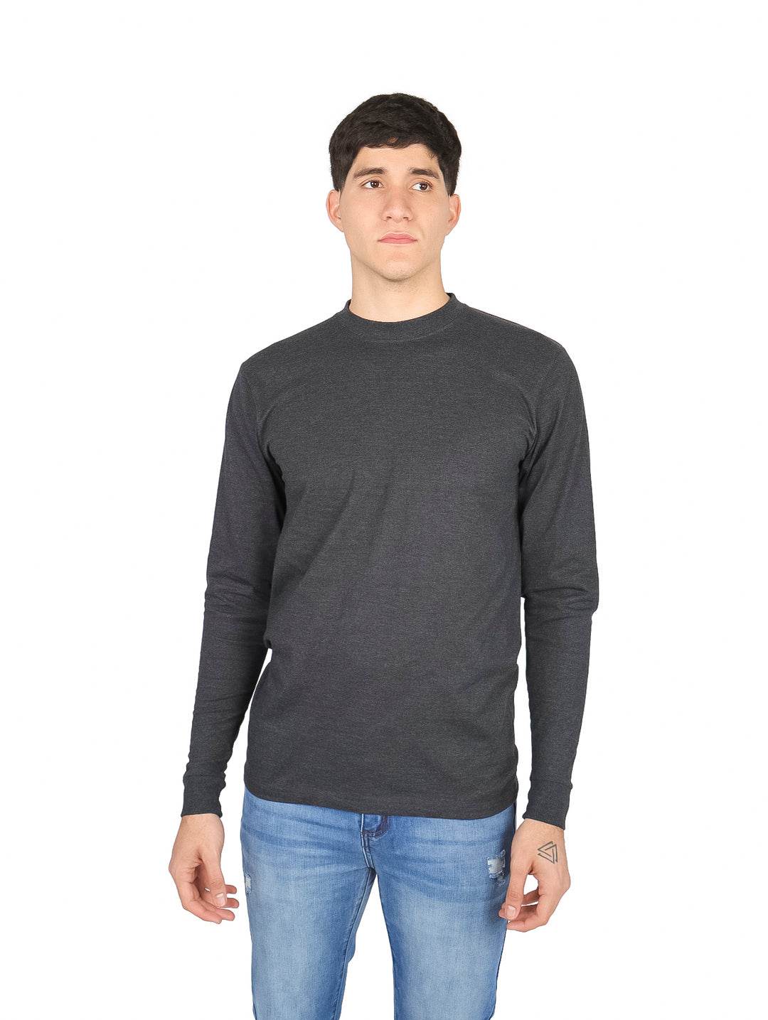 Hombre vistiendo playera de manga larga color gris oxford y pantalones de mezclilla azules.