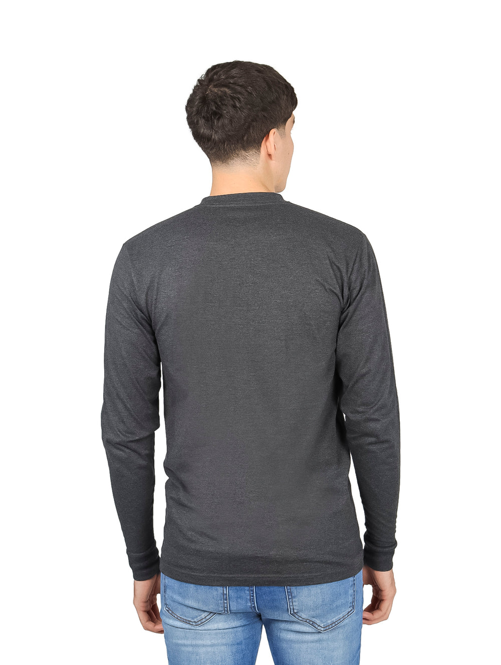 Hombre vistiendo playera de manga larga color gris oxford y pantalones de mezclilla azules.