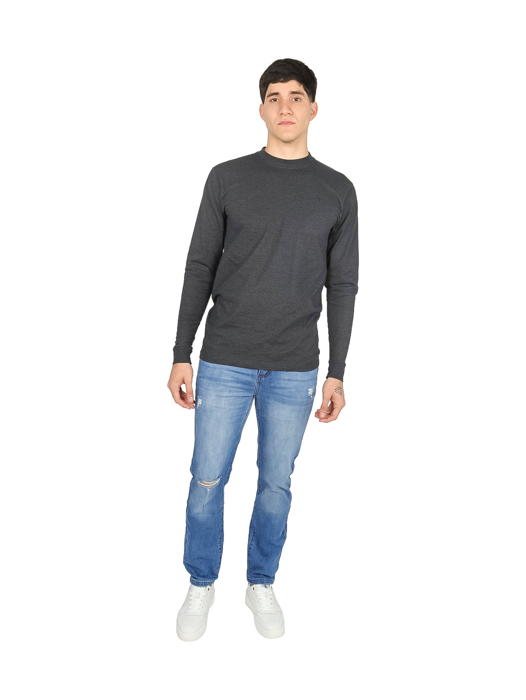 Hombre vistiendo playera de manga larga color gris oxford y pantalones de mezclilla azules.