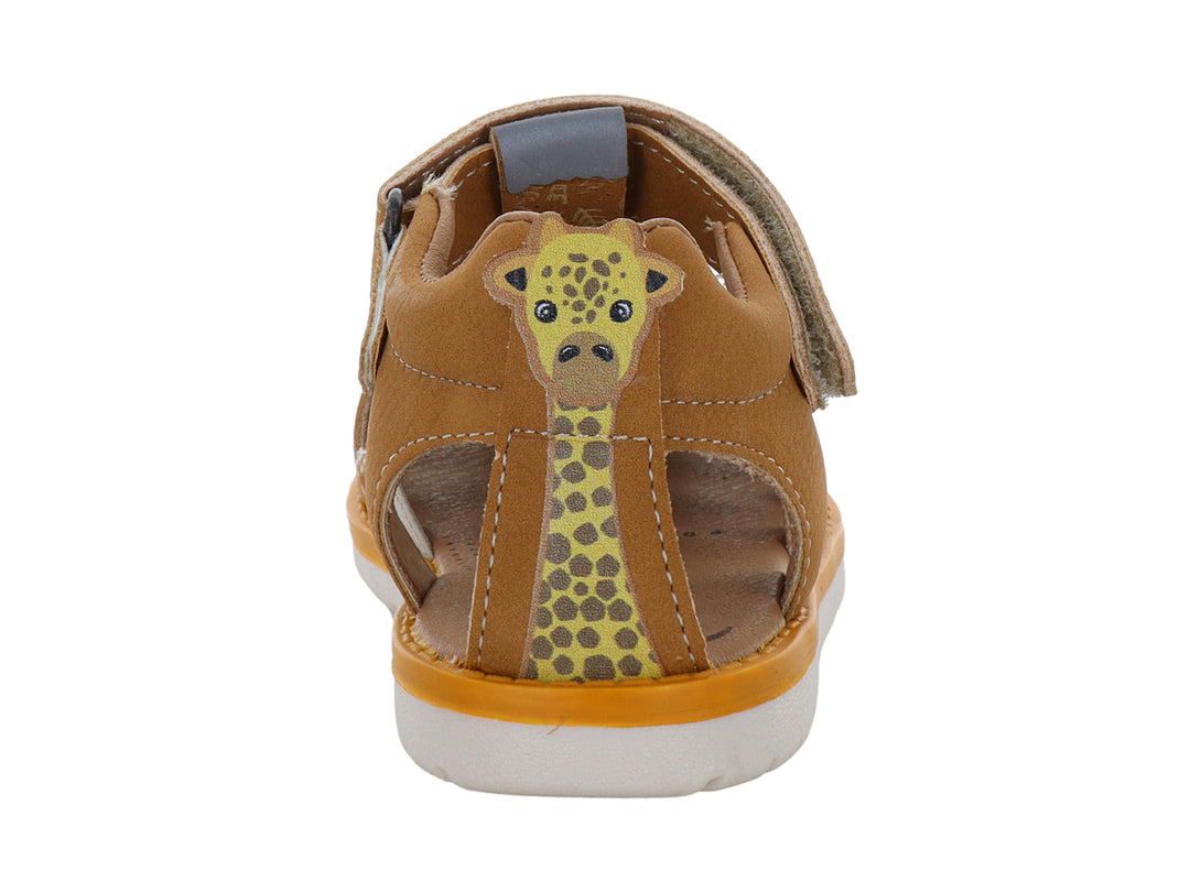 Sandalia infantil color amarillo mostaza con correas de velcro y suela blanca.
