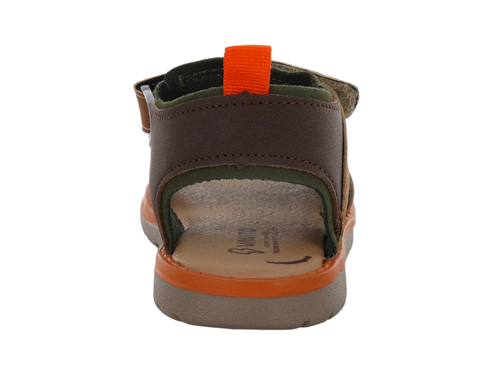 Sandalia infantil color camel con cierres de velcro y suela con franja naranja.
