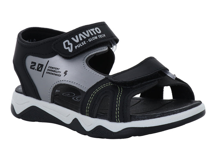 Sandalia deportiva para niño marca VAVITO en color negro con detalles en gris y suela blanca.