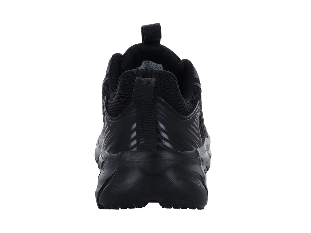 Tenis deportivos infantiles de color negro con malla y suela gruesa.