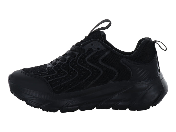 Tenis deportivos infantiles de color negro con malla y suela gruesa.