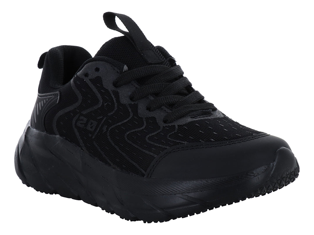 Tenis deportivos infantiles de color negro con malla transpirable y suela gruesa.