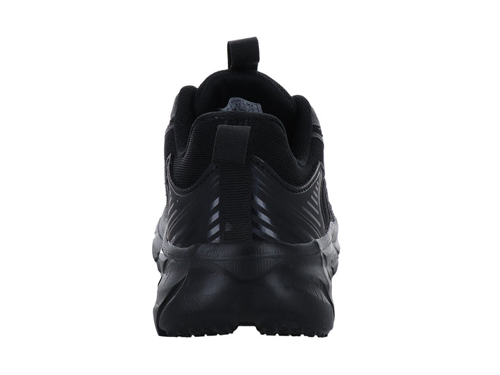 Tenis deportivos infantiles de color negro con malla transpirable y suela gruesa.
