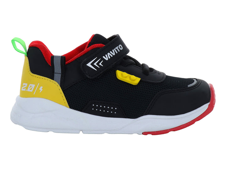Tenis deportivos infantiles VAVITO color negro con detalles en amarillo y rojo y suela blanca.