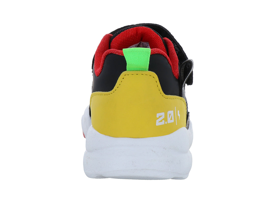 Tenis deportivos infantiles VAVITO color negro con detalles en amarillo y rojo y suela blanca.