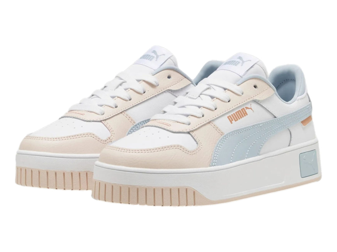 Tenis PUMA Carina Street PS en color blanco con detalles en azul claro y rosa pálido, con suela de plataforma blanca.