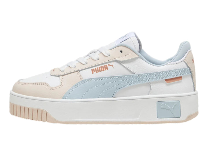 Tenis PUMA Carina Street PS en color blanco con detalles en azul claro y rosa pálido, con suela de plataforma blanca.