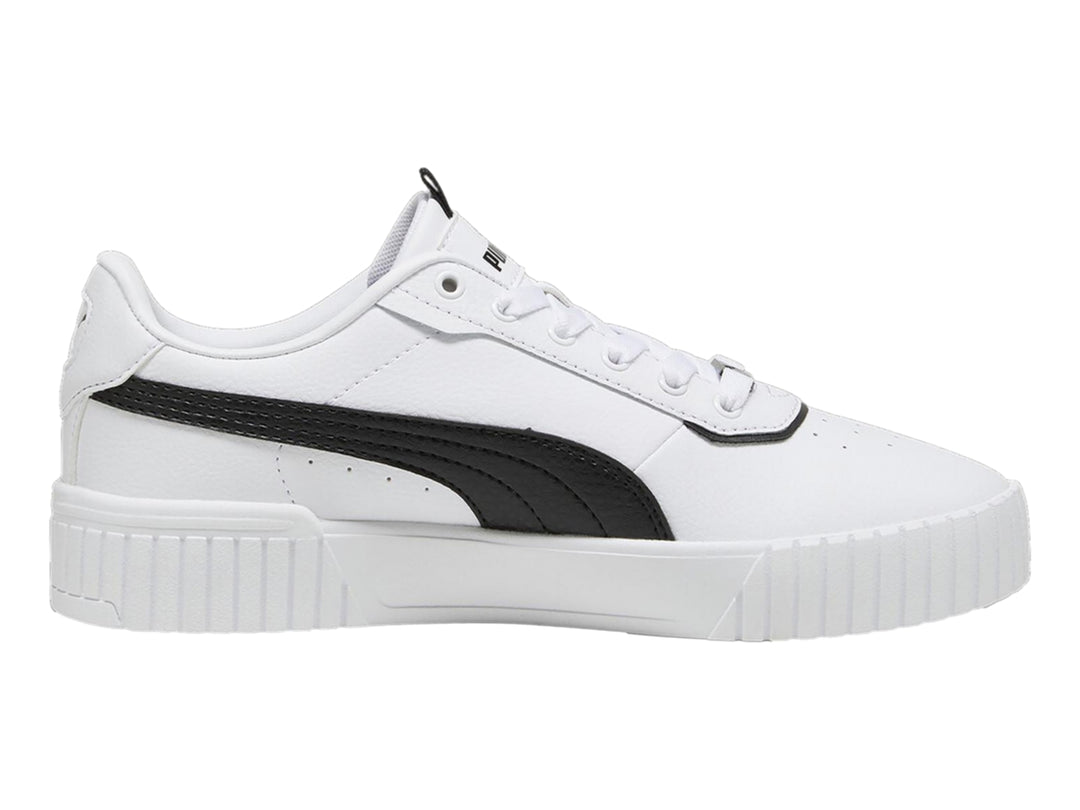 Tenis PUMA Carina 2.0 Lux color blanco con franja negra lateral y suela de plataforma blanca.