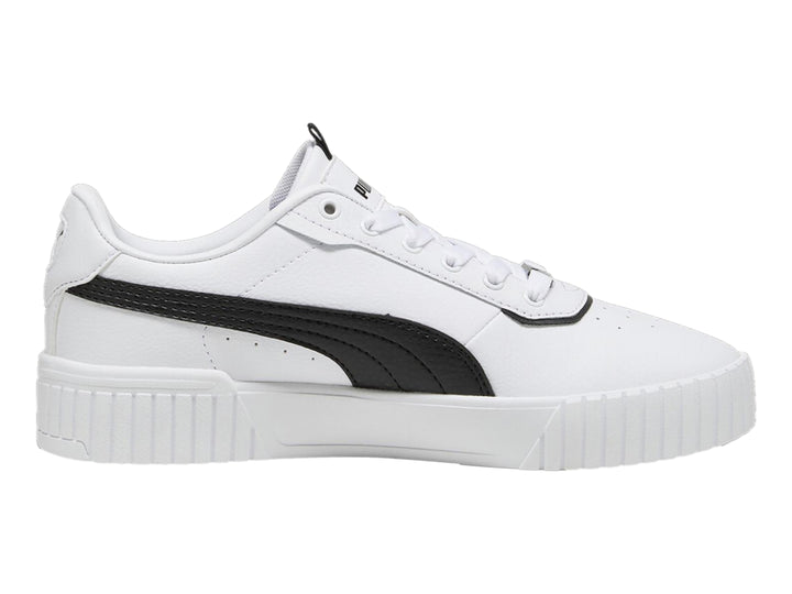Tenis PUMA Carina 2.0 Lux color blanco con franja negra lateral y suela de plataforma blanca.